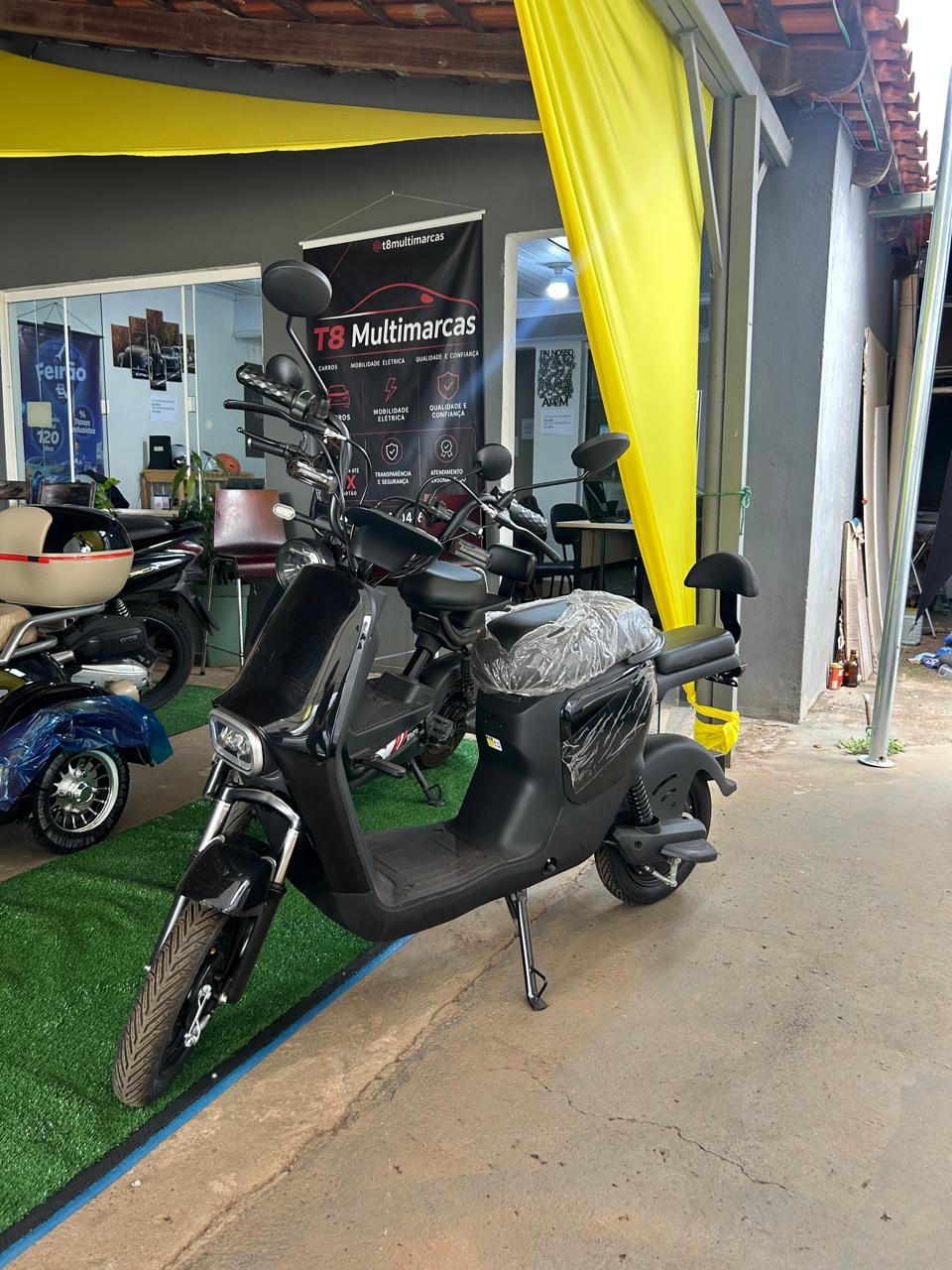 Scooter elétrica no showroom da T8 Multimarcas
