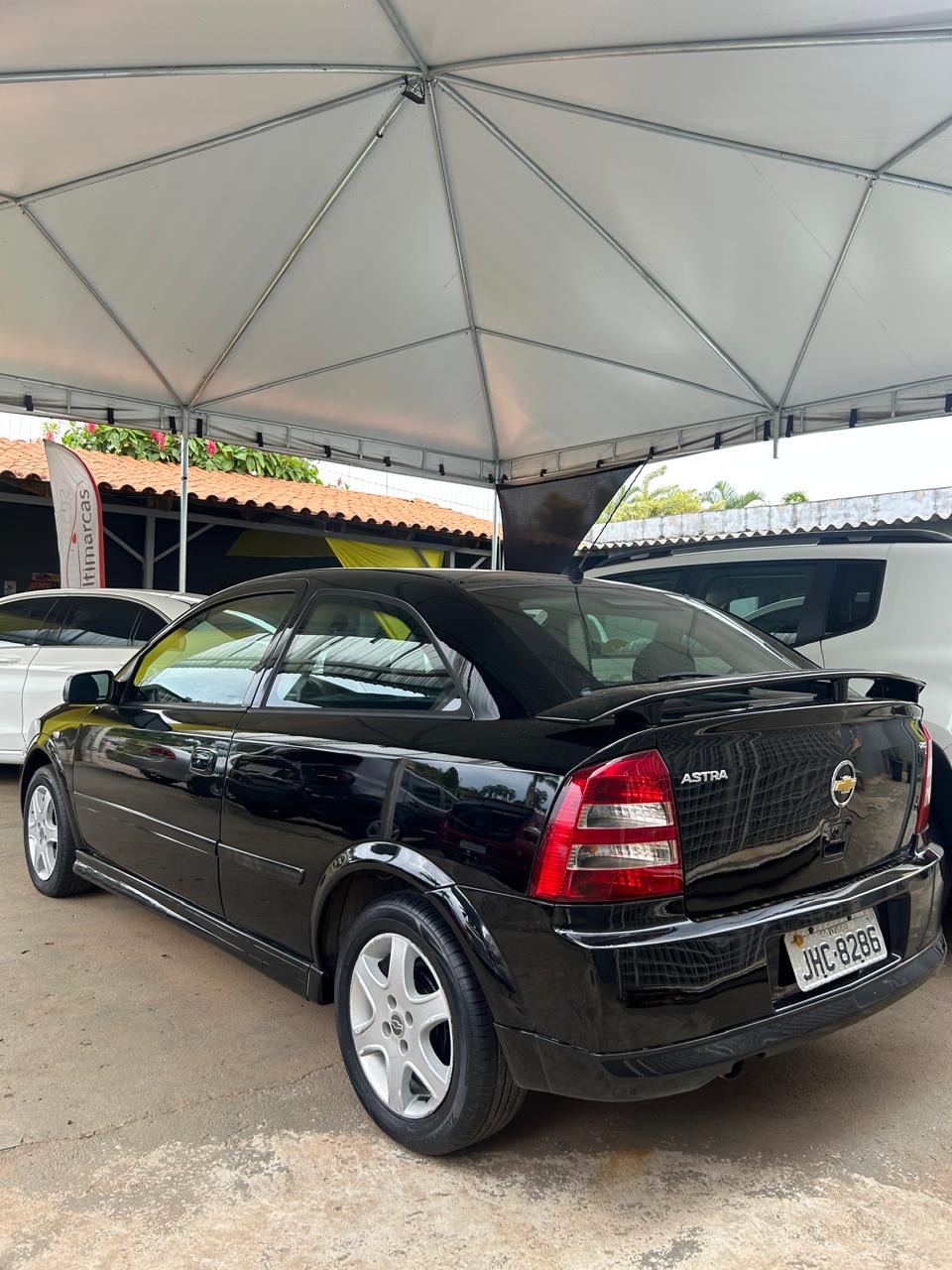 Carros na área coberta