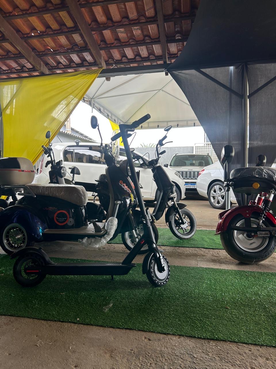 Scooters elétricas expostas
